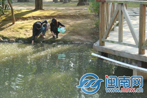 市环保局工作人员昨到动物园取水样