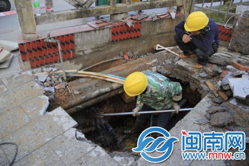 工人在抢修