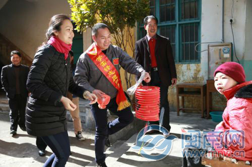 李军给蔡一福小朋友送花灯和帽子