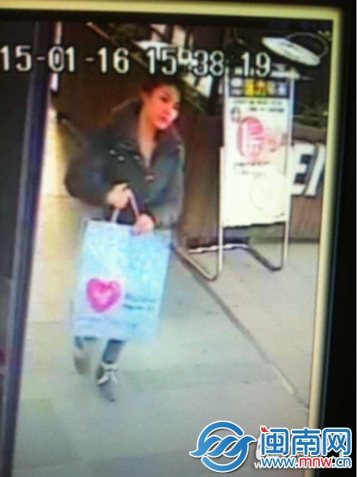 一名嫌疑女子，正在使用“挎包神器”從店中“搬走”衣物(店內(nèi)監(jiān)控截圖)