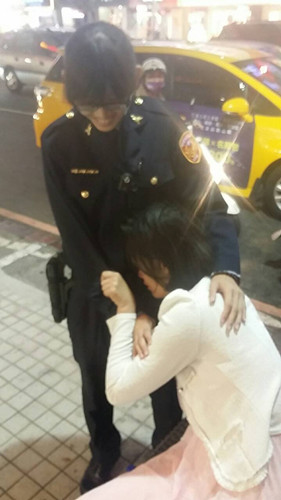女子自杀只要帅的救见到帅警察主动伸手（图）