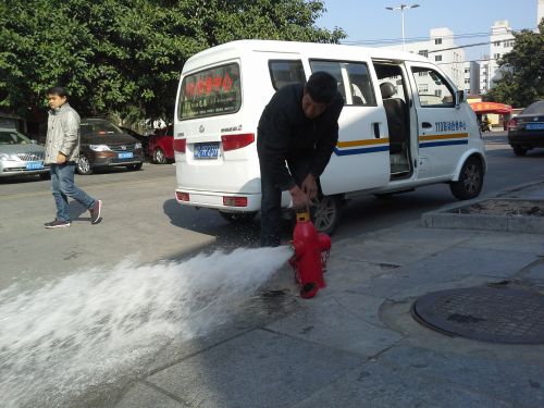 供水公司冲洗供水管网减少二次污染