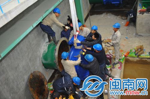 抢修工人在预留的三期管道安装新的阀门1