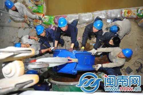 抢修工人在预留的三期管道安装新的阀门