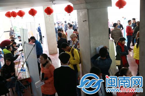 招聘现场吸引了众多求职者