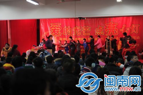 志愿者跟孩子们玩游戏，孩子们跳得很开心 (2)