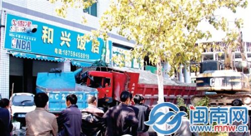 土方车、东风卡车相撞后冲向路边餐馆，幸被水泥柱挡住