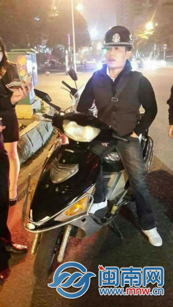 邓某戴着有警徵的头盔，要求民警网开一面