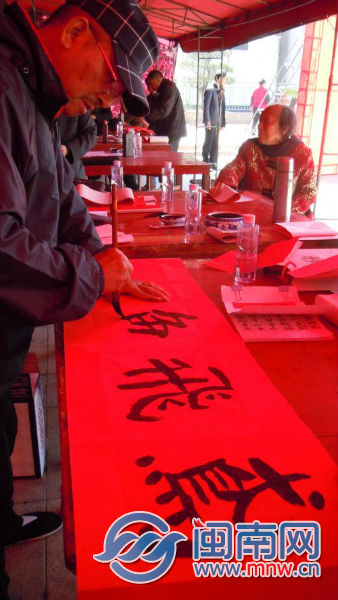 书法家开笔，吸引了众多厝边来“抢”春联