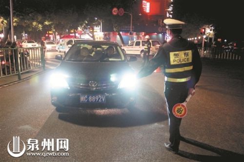 昨晚，市区新华路民警对过往车辆一一进行排查。