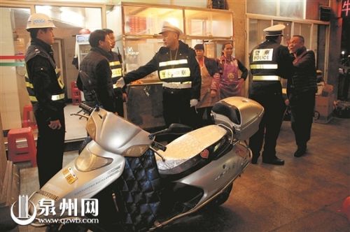 酒驾被查获，两男子和民警耍起酒疯。