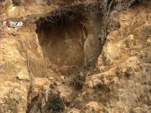 盗采者在山体上打出一个个矿洞山体满目疮痍