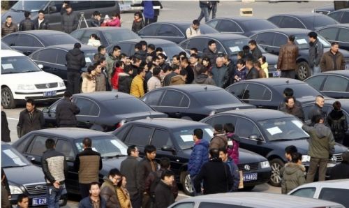 公车拍卖现场。