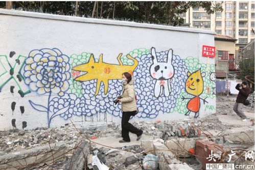 上海：拆迁&ldquo;涂鸦墙&rdquo;引人参观 施工方&ldquo;毁画&rdquo;并竖警示牌2