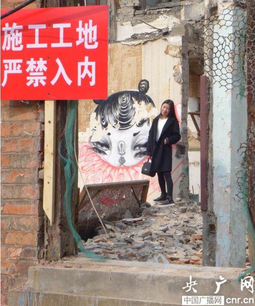 　上海：拆迁&ldquo;涂鸦墙&rdquo;引人参观 施工方&ldquo;毁画&rdquo;并竖警示牌2