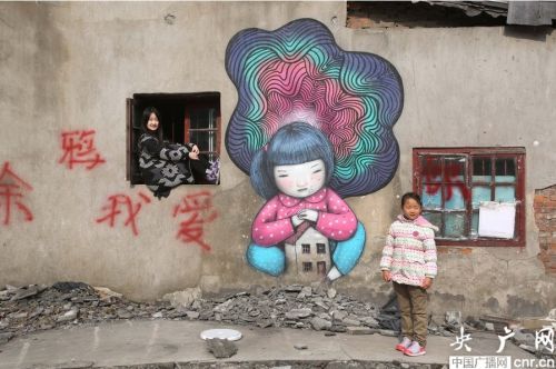 这幅涂鸦因墙体较厚免遭破坏