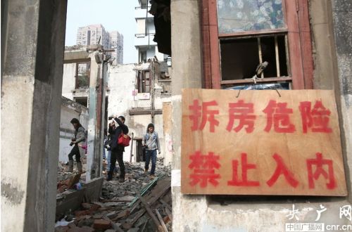 　上海：拆迁&ldquo;涂鸦墙&rdquo;引人参观 施工方&ldquo;毁画&rdquo;并竖警示牌