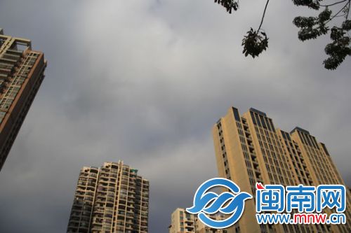 昨日午后，黑云压城，太阳只偶尔露露脸。摄于漳州市区江滨路