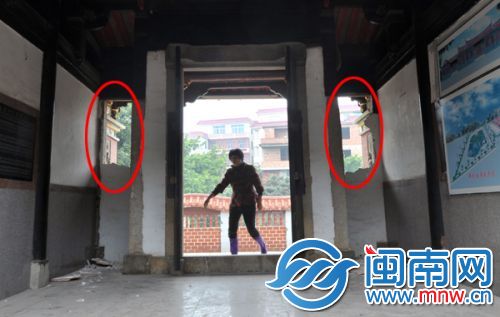大门两侧留下两个大窟窿