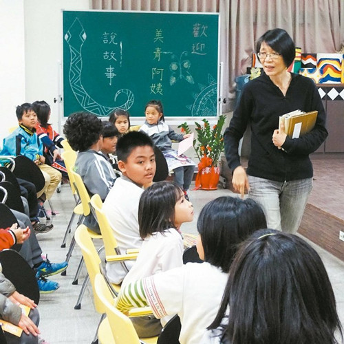 周美青“三顾”屏东偏乡校化身说书人鼓励孩子