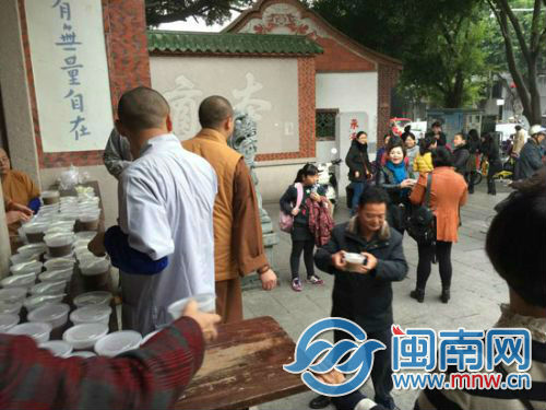 僧人派发腊八粥
