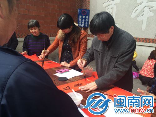 鲤城区书法家协会的书法家们，认真写春联