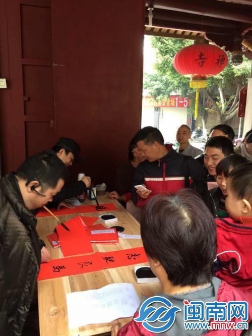 “断臂书法家”张文佑为厝边写春联