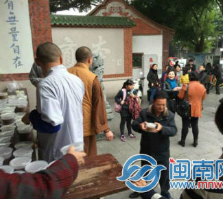 闽南腊八节年味儿浓 泉州承天寺施粥赠春联(图)