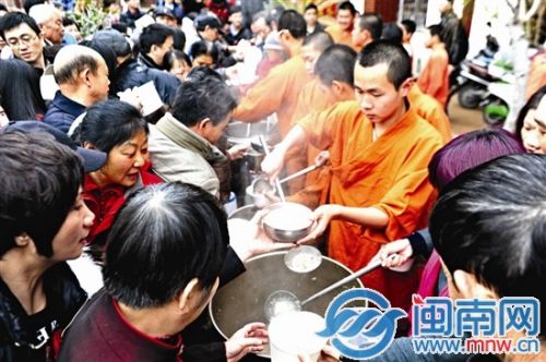 昨日早上7点，泉州少林寺前已排了一条百米长龙，等待师傅们舍粥