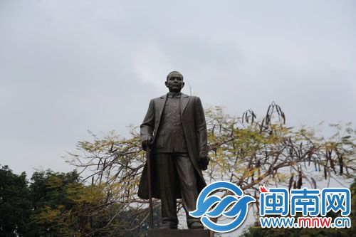 中山公园立起的中山先生铜像