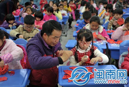 非遗传承人指导孩子们做花灯