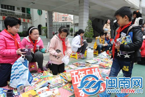 小学生们卖力推销自己的物品
