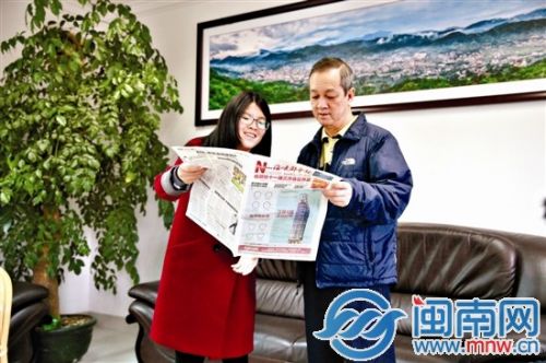 许福来与本报记者阅读海丝十国行报道