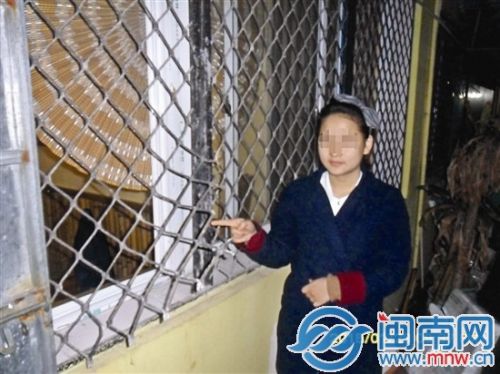 嫌疑人张某玲指认现场，要求民警拍得漂亮点