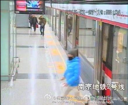 男子地铁关门前抢苹果6手机 被抢者系长跑运动员将其抓获