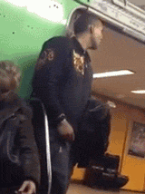 男子地铁关门前抢手机 被抢女子系运动员将其抓获