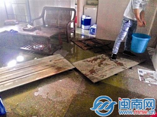 207室客厅都是污水，垫上木板才能走