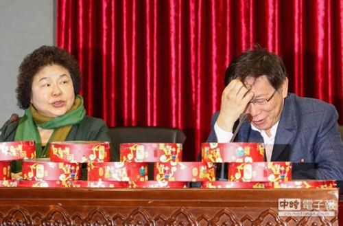 在这份台湾地区政治人物好感度调查中，“花妈”陈菊排名第一，“墨绿”背景的柯文哲排名第二