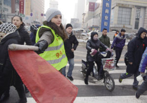 俄美女留学生阿夏沈阳街头执勤 引导行人通行(图)