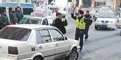 吉林一无牌车辆阻挠交警执法 警察举枪逼停(图)