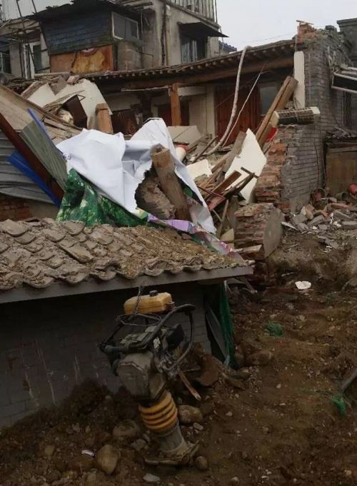 西城区政府的相关负责人介绍,去年7月,相关部门就因93号院私挖地下室一事约谈业主。