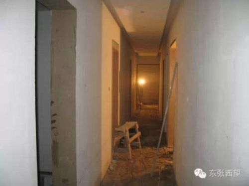 记者从西城区政府了解到,93号院并没有施工的相关手续。早在2010年时,93号业主便翻盖过房屋。记者从西城区文化委员会获悉,93号院的5间西房中南北两间耳房属于北京旧城25片历史文化保护规划中的二类保护房屋,翻盖和修复必须在西城区文化委员会以及西城区规划局的审批下进行。但是,业主并未和这两个相关部门取得联系,也并未获得翻盖的相关手续。图为地底下,被挖出几室几厅来。
