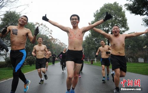 1月31日，当日长沙最低气温已降至0度，数十位赤裸上身的跑步爱好者来到湖南长沙橘子洲参加&ldquo;光猪跑&rdquo;比赛。据了解，&ldquo;光猪跑&rdquo;起源于欧美，2010后逐渐在国内风靡，是一种很受欢迎的跑步比赛。男士参与者可以穿上紧身内裤，而女士则可以穿上贴身内衣裤进行比赛。据中新网