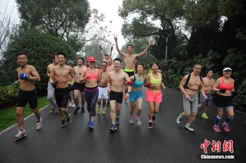 男士参与者可以穿上紧身内裤，而女士则可以穿上贴身内衣裤进行比赛。据中新网