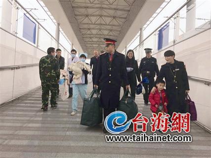 ▲车站开辟绿色通道，将产妇和宝宝送上救护车
