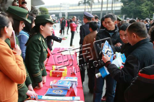 春運(yùn)啟動(dòng)現(xiàn)場(chǎng)，消防派出美女講解員，吸引很多市民