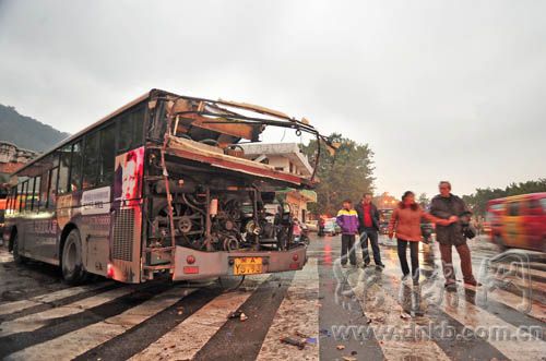 108路公交車(chē)尾部被撞毀