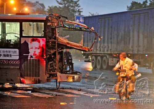 公交車(chē)尾部被撞毀圖