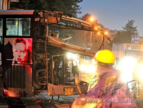 公交車(chē)尾部 被撞毀