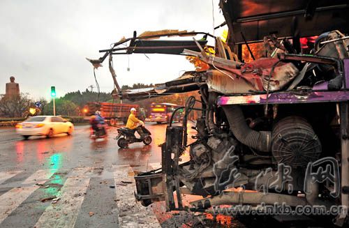 公交車(chē)尾部被撞毀